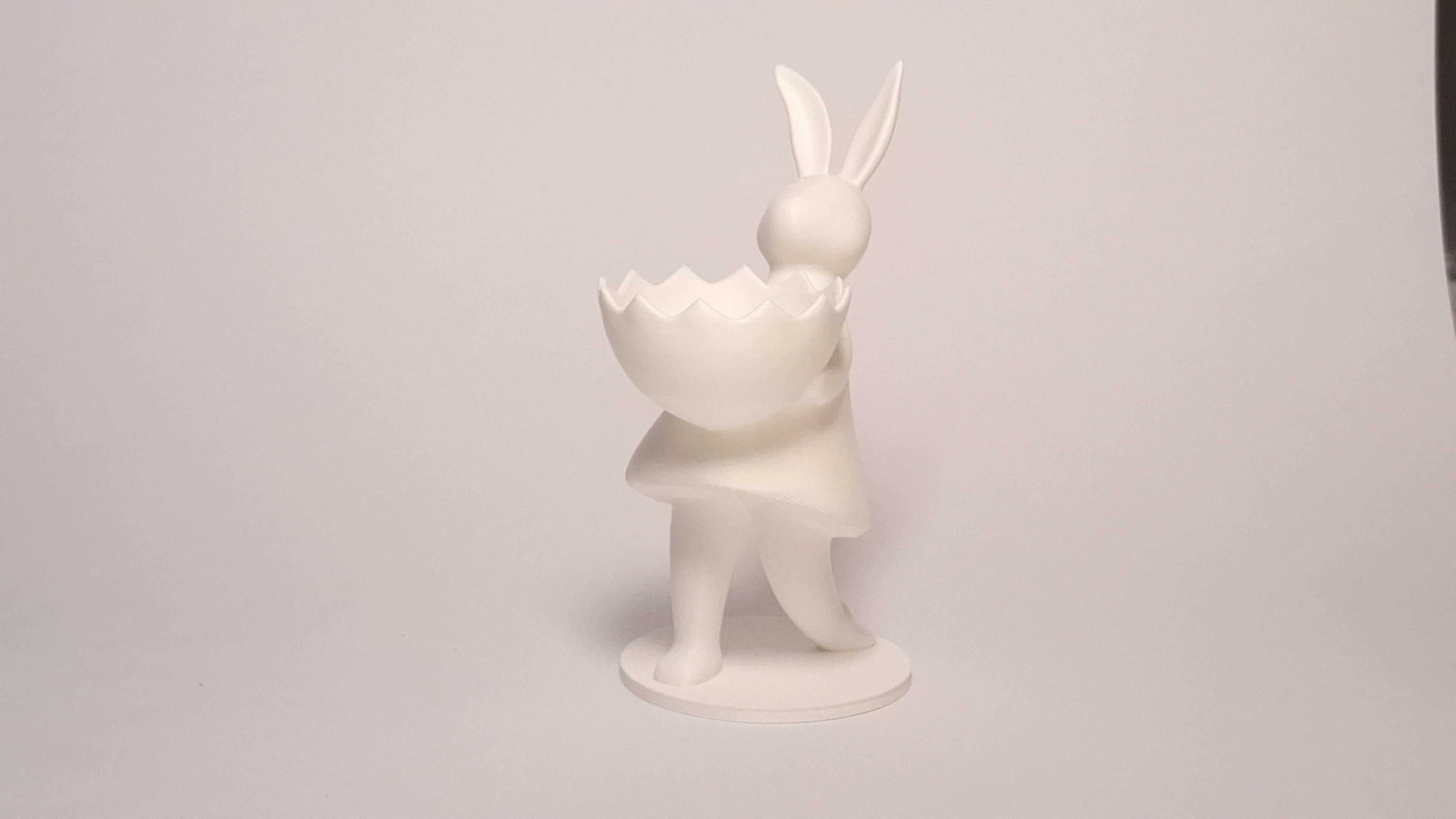 <Hase mit Eierschale>